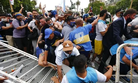 Bạo loạn xảy ra ở đám tang huyền thoại Diego Maradona
